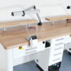 Freuding Dentalmöbel zweier Arbeitstisch weiß mit Waldmann PTE111 Leuchten, Bords und Absaugung 6593 – Bild 11