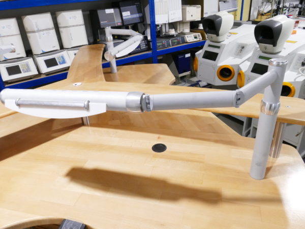 Dentalmöbel dreier Arbeitstisch mit Langner Leuchten und Absaugung 8222 – Bild 6