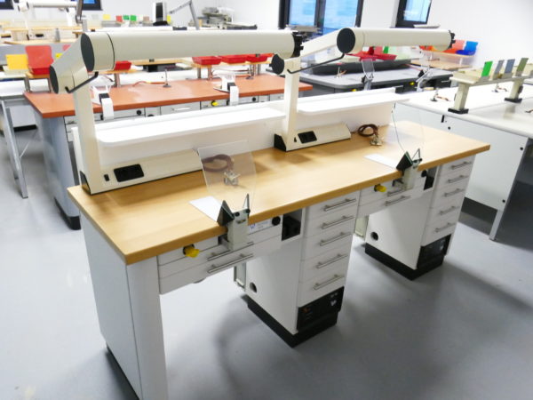 Freuding Dentalmöbel zweier Arbeitstisch mit Freuding Leuchten und Absaugungen 8225 – Bild 10