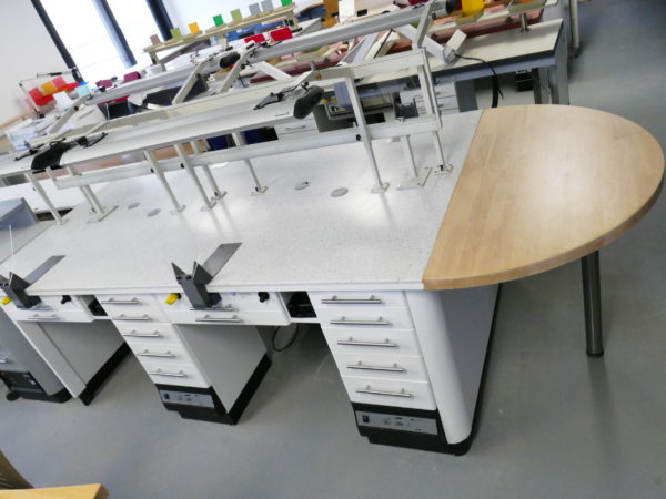 Freuding Möbel vierer Arbeitstisch weiß mit Absaugungen und Arbeitsleuchten 8311