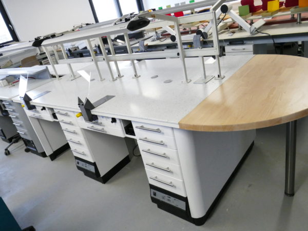 Freuding Möbel vierer Arbeitstisch weiß mit Absaugungen und Arbeitsleuchten 8311 – Bild 12