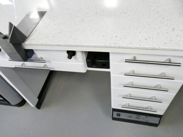 Freuding Möbel vierer Arbeitstisch weiß mit Absaugungen und Arbeitsleuchten 8311 – Bild 4
