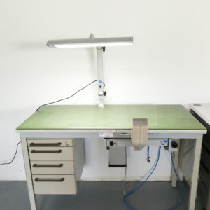 KaVo Arbeitstisch / Labortisch / Dentalmöbel Kavo mit Arbeitsleuchte 135cm