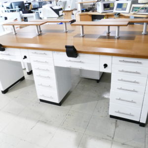 Dentalmöbel Labor Möbel zweier Arbeitstisch weiß mit Absaugvorrichtung und Luftanschluß 8555