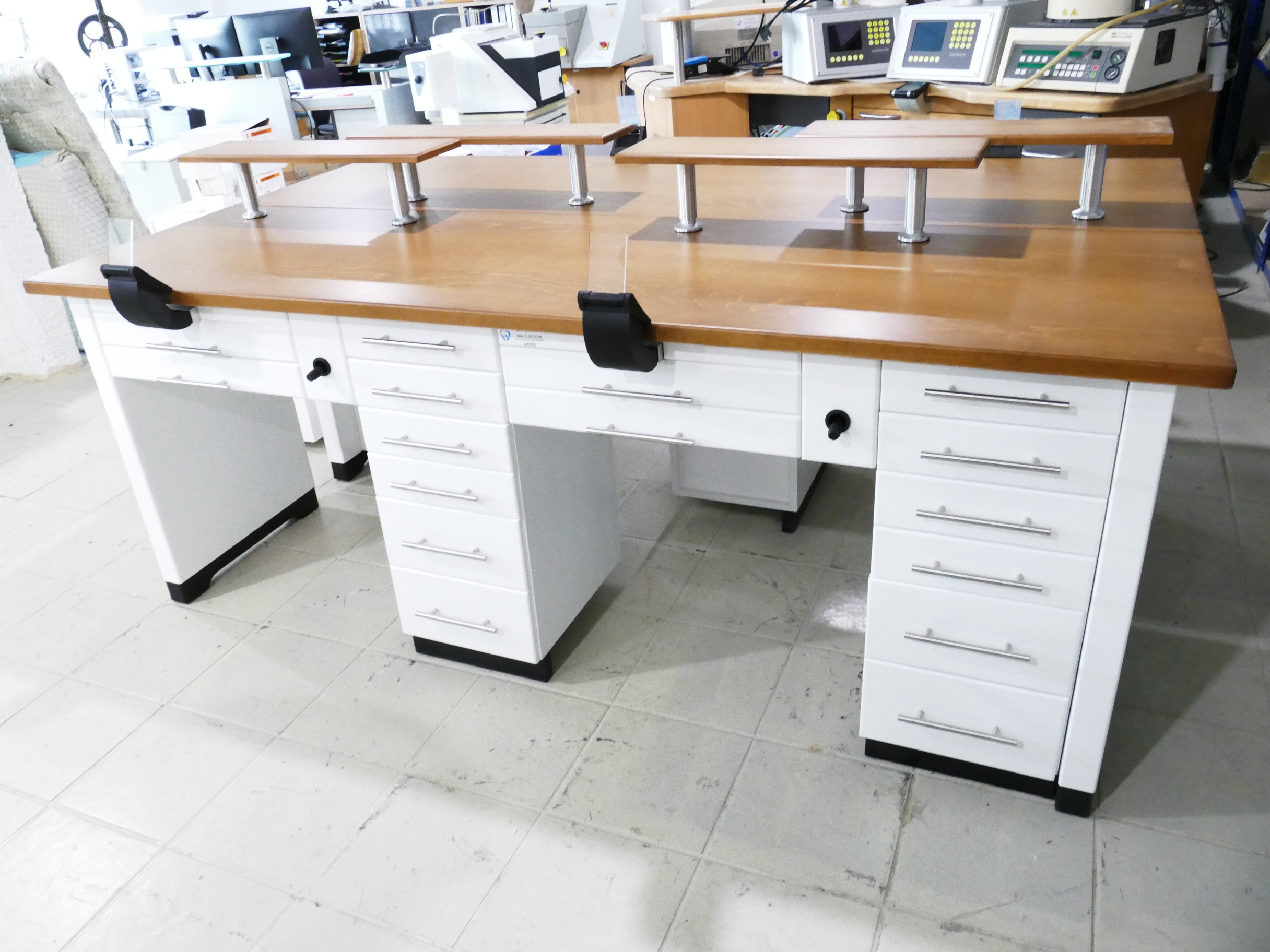 Dentalmöbel Labor Möbel zweier Arbeitstisch weiß mit Absaugvorrichtung und Luftanschluß 8555