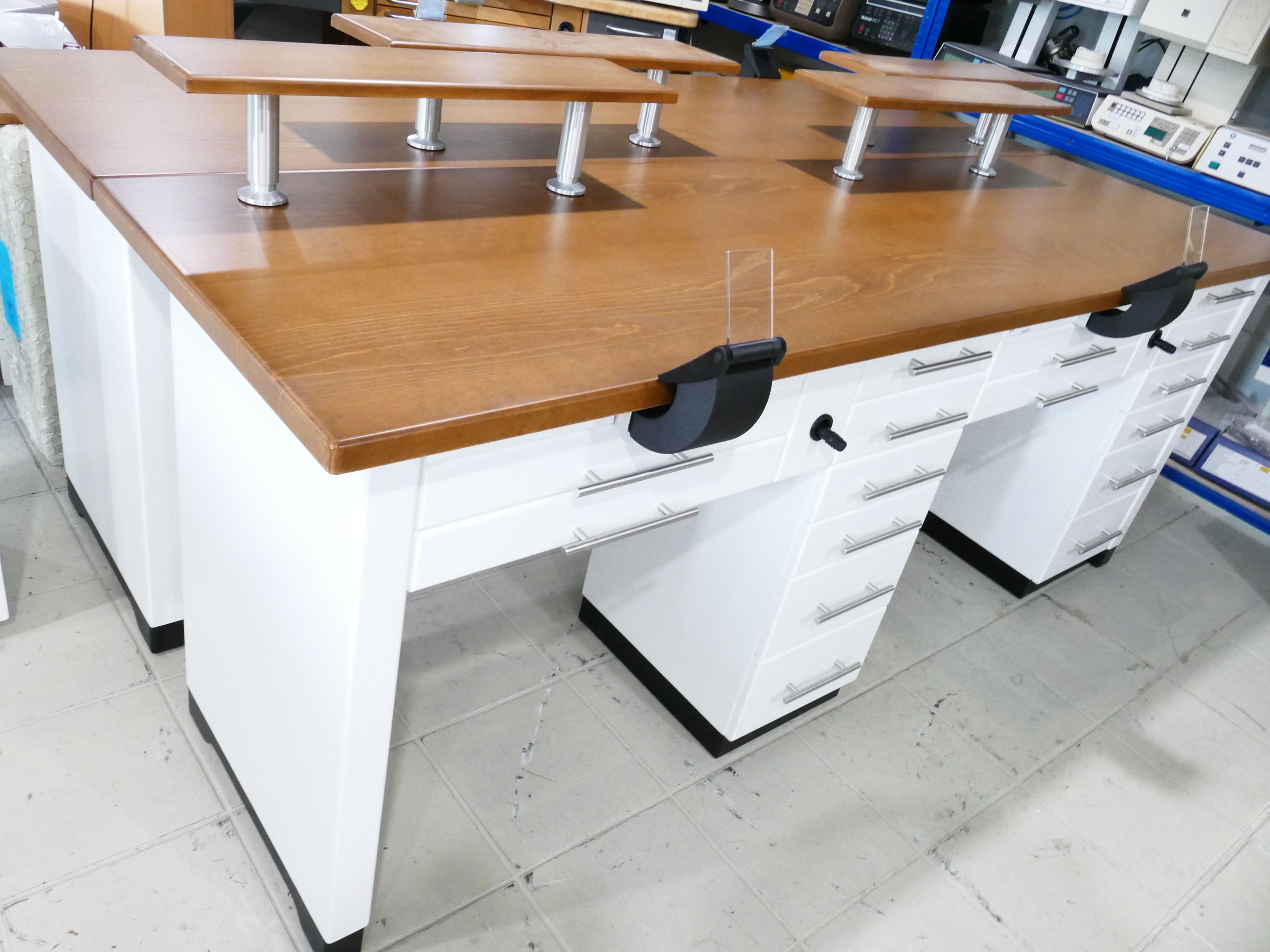 Dentalmöbel Labor Möbel zweier Arbeitstisch weiß mit Absaugvorrichtung und Luftanschluß 8555 – Bild 7