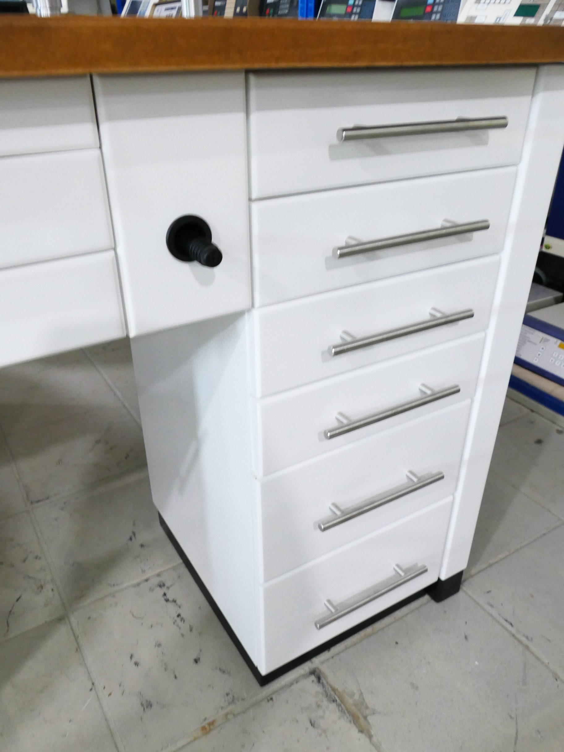 Dentalmöbel Labor Möbel zweier Arbeitstisch weiß mit Absaugvorrichtung und Luftanschluß 8555 – Bild 5