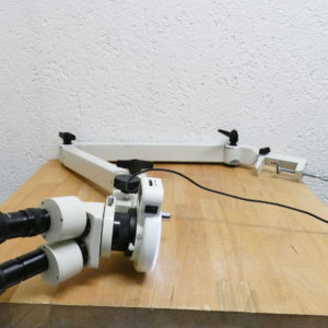 Mikroskop mit Gelenkarm und Licht 8751