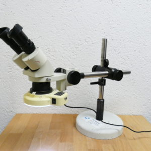 Mikroskop mit Standfuß und Licht 8753