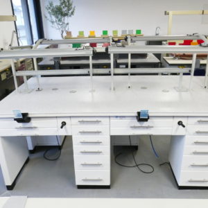 vierer Arbeitstisch weiß Möbel mit Waldmann LED Arbeitsleuchten 8788