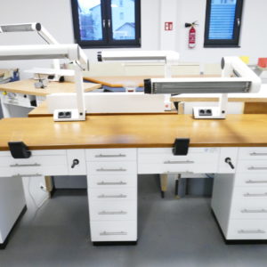 Dentalmöbel zweier Arbeitstisch mit LED Freuding F1 Leuchten und Absaugmäuler 8844