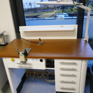 Freuding Arbeitsplatz, Labortisch mit Freuding Arbeitsplatz, Absaugmaul, Absaugung, Licht 8886